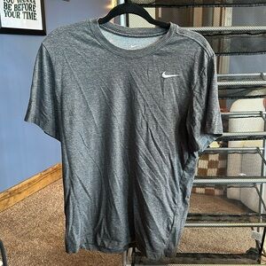 Dark gray men’s Nike tshirt